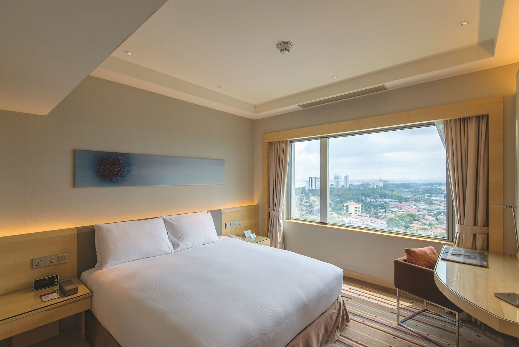 Minibaari, tallelokero huoneessa, työpöytä