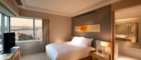 Suite, 1 King Bed, Corner