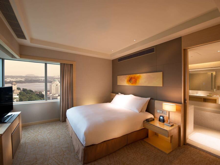Suite, 1 King Bed, Corner