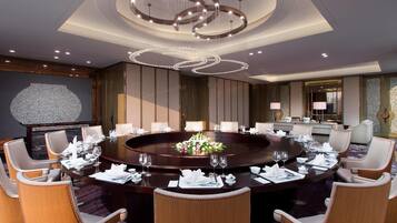 3 restaurants, lunch, dinner served; Chinese cuisine