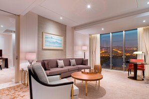 Suite Club, 1 cama King size, vista al lago | Área de sala de estar | Televisión LED