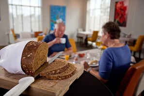 Der serveres morgenmad, frokost og aftensmad