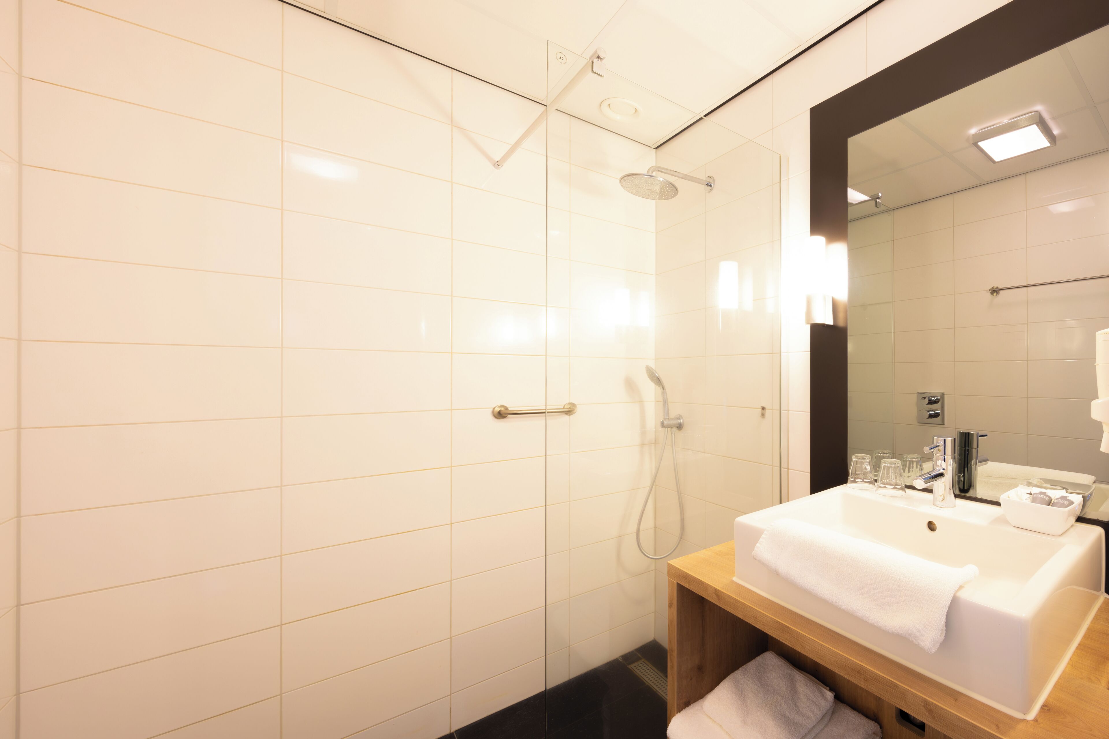 deluxe room, 2 single beds, non smoking | bathroom | shower, hair dryer, towels