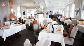 Breakfast, lunch, dinner served; local cuisine  - Best Western Plus Hotel Restaurant Aduard (Aduard)