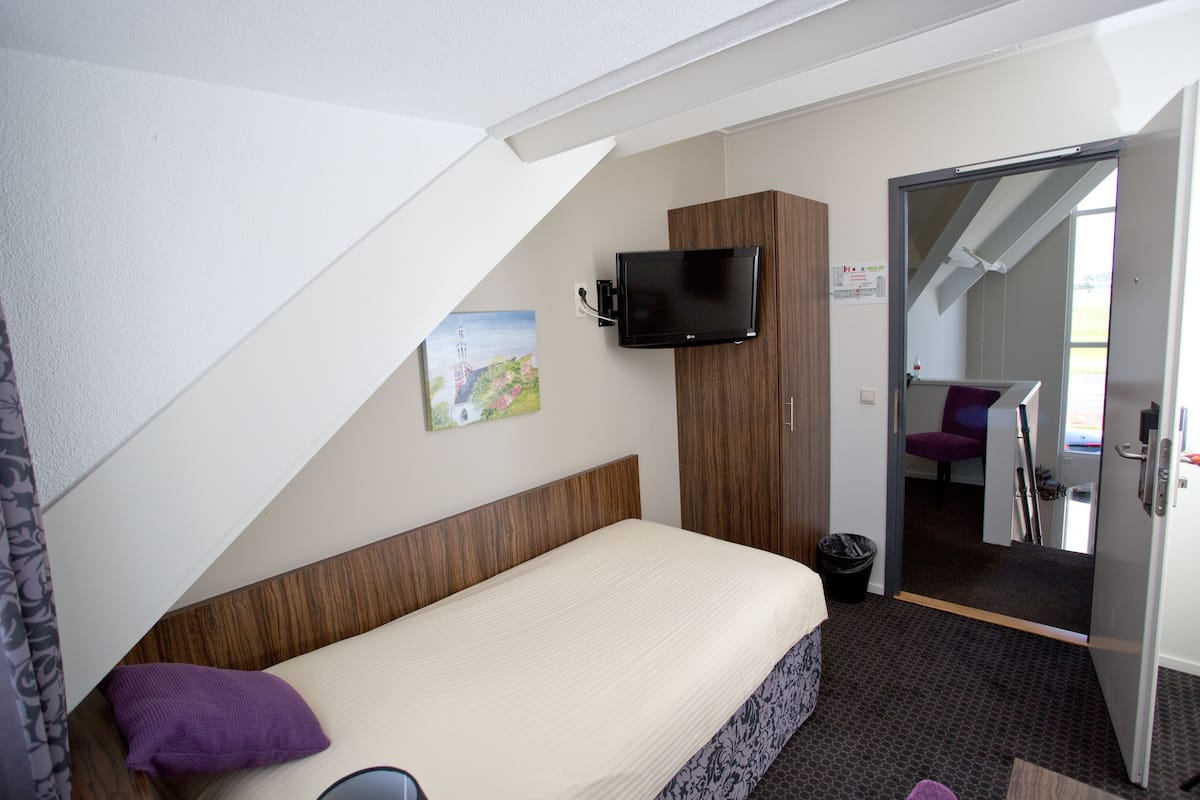 Standard Room, 1 Twin Bed, Non Smoking | In-room safe, desk, soundproofing, iron/ironing board