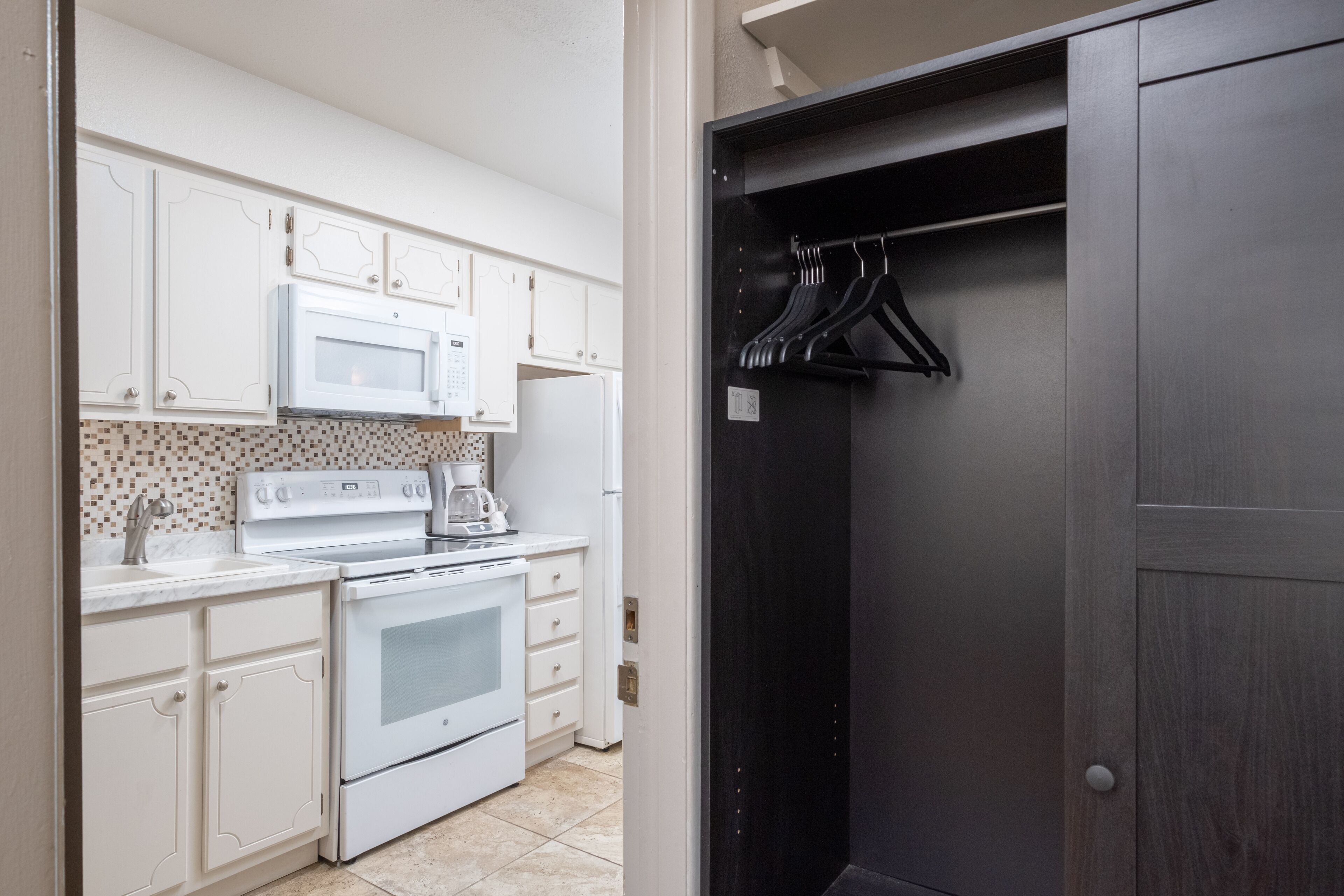 Superior Cabin, Balcony, River View | Private kitchen