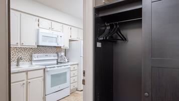 Superior Cabin, Balcony, River View | Private kitchen