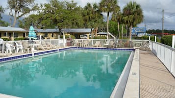 Utomhuspool, parasoller och solstolar