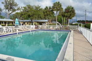 室外游泳池,提供泳池遮陽傘和日光浴躺椅