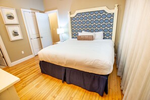 Deluxe suite, 2 slaapkamers | Een kluis op de kamer, een strijkplank/strijkijzer, gratis wifi