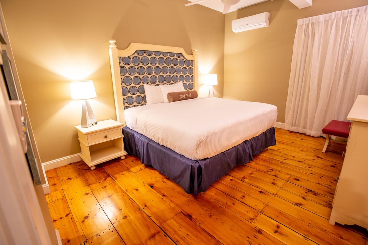 In-room safe, iron/ironing board, free WiFi, alarm clocks