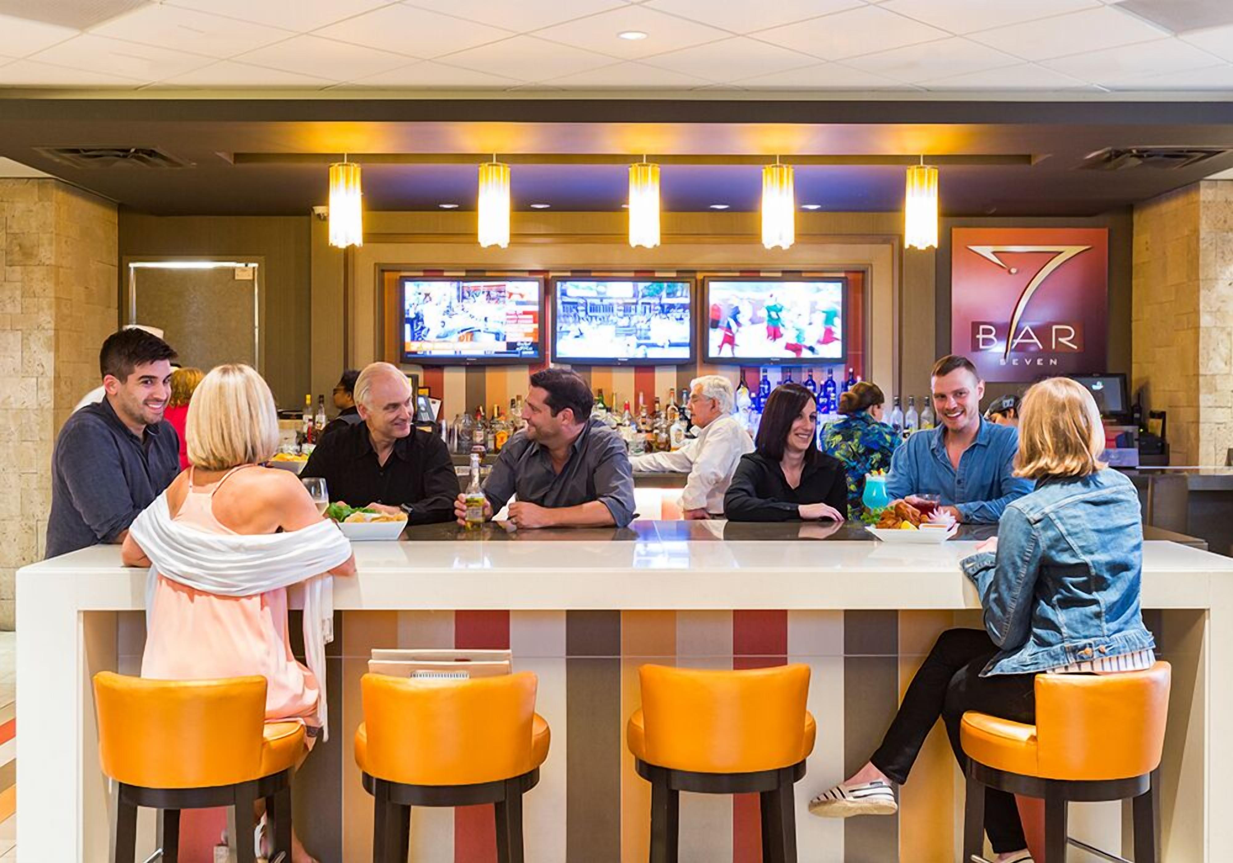 2 か所のバー / ラウンジ、プールサイドバー