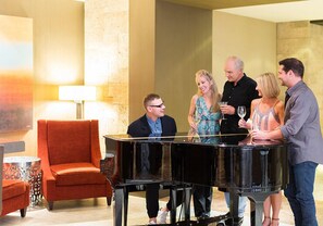 2 か所のバー / ラウンジ、プールサイドバー