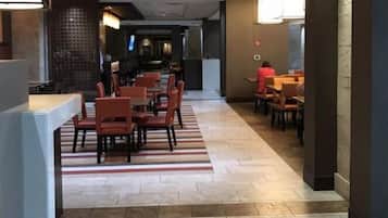 5 restaurantes, se sirven desayunos, comidas, cenas y cocina americana