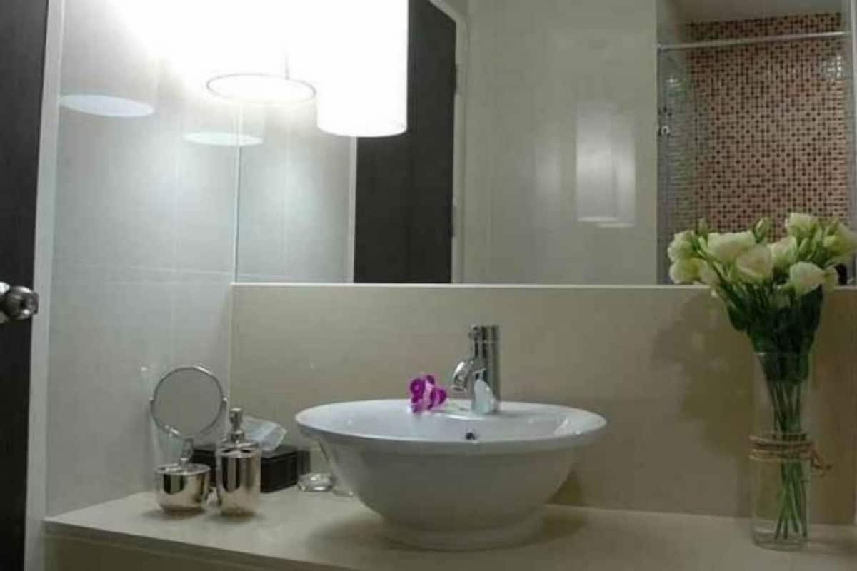 Badrum | Dusch, hårtork, badrock och tofflor