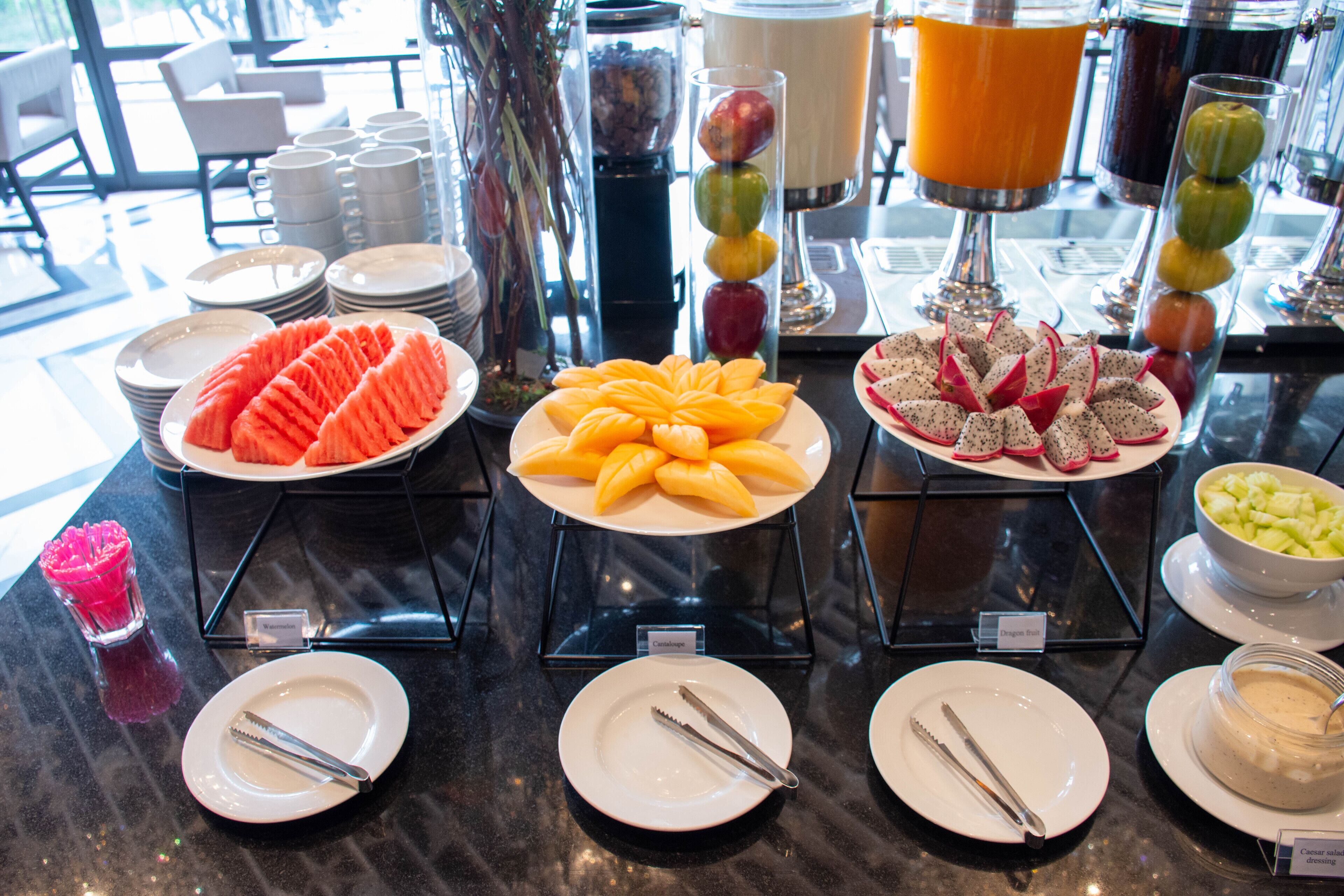 Buffet com diversas frutas e uma barra de saladas.