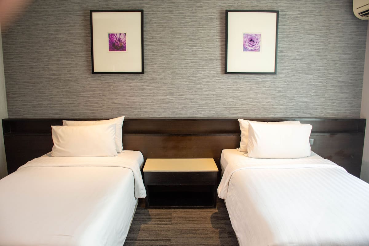 Deluxe Twin Room | 1 bedroom, in-room safe, desk, free cribs/infant beds