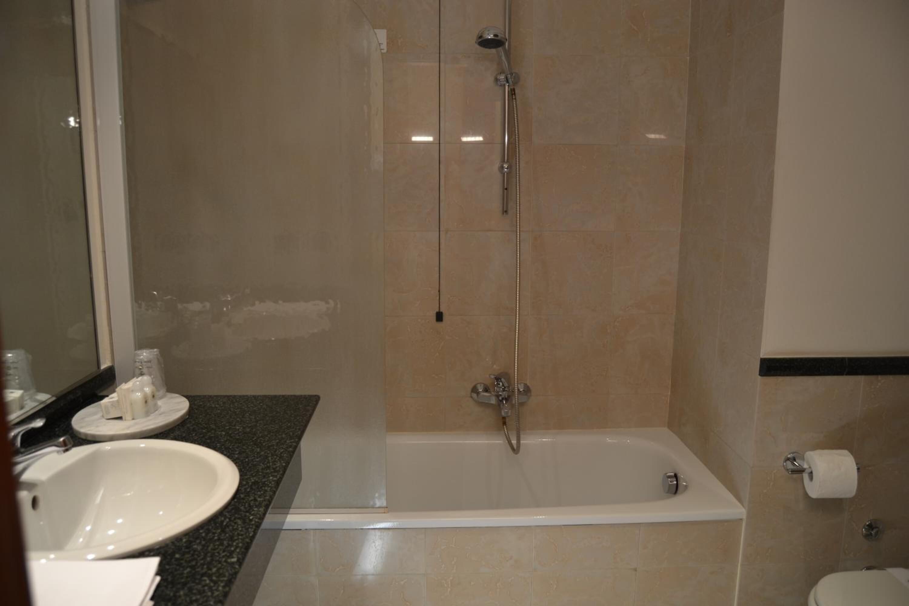 junior suite | bathroom | free toiletries, hair dryer, bidet, towels