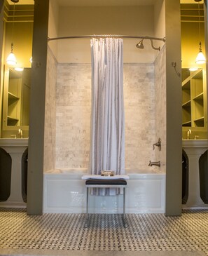 Douche, articles de toilette gratuits, sèche-cheveux, peignoirs