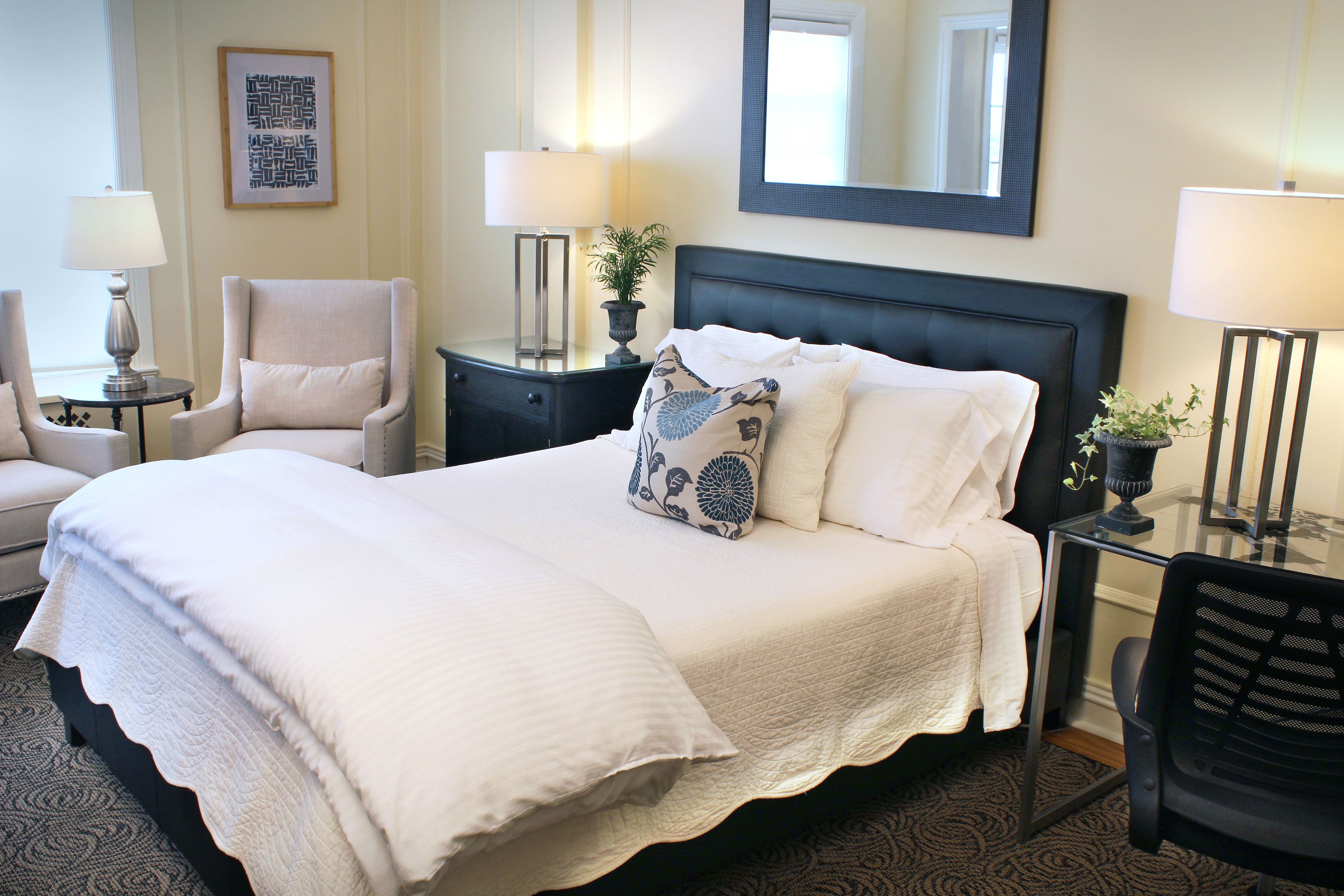 Queen Studio with Full Kitchen - annex/elevator | Premium bedding, down comforters, memory foam beds