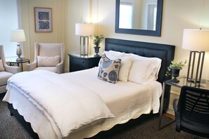 Queen Studio with Full Kitchen - annex/elevator | Premium bedding, down comforters, memory foam beds - The Morgan State House (Albany)