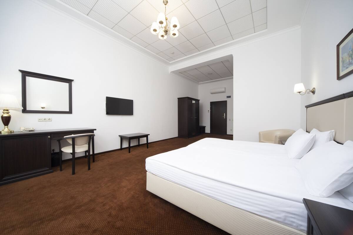 Minibar, in-room safe, iron/ironing board, cribs/infant beds