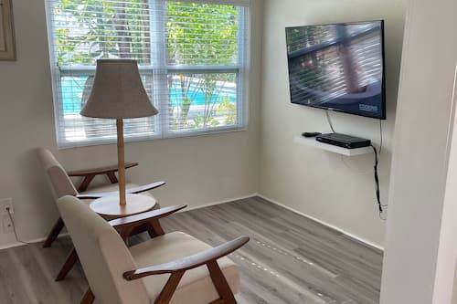 Studio, 1 Queen Bed, Kitchen | Television