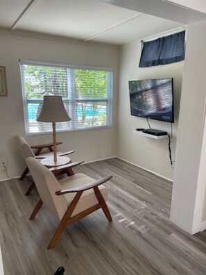 Studio, 1 Queen Bed, Kitchen | Television