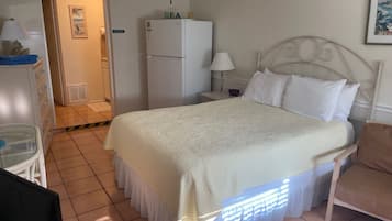 Habitación, 1 cama Queen size, refrigerador y microondas | 1 habitación, escritorio, tabla de planchar con plancha y wifi gratis