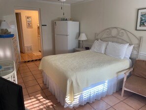 Efficiency with 1 Queen, Refrigerator and Microwave | Desk, iron/ironing board, free WiFi, bed sheets