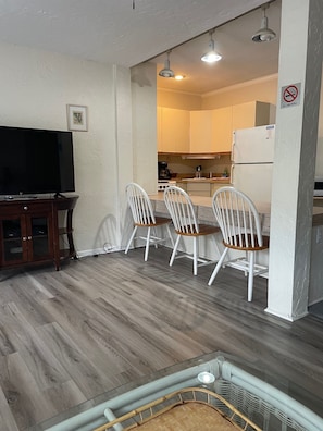 Large 1 Bedroom, Kitchen, Patio | Khu phòng khách | TV màn hình phẳng 42-inch có truyền hình cáp, TV