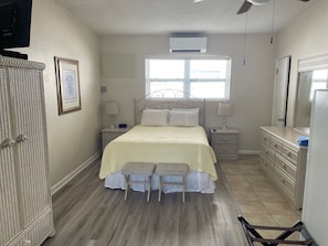 Studio, 1 giường cỡ queen, bếp | 1 phòng ngủ, bàn, bàn ủi/dụng cụ ủi quần áo
