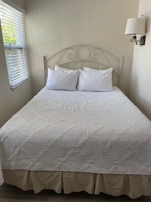 Standard 2 Bedroom, Kitchen | โต๊ะทำงาน, เตารีด/โต๊ะรีดผ้า, Wi-Fi ฟรี, ผ้าปูที่นอน