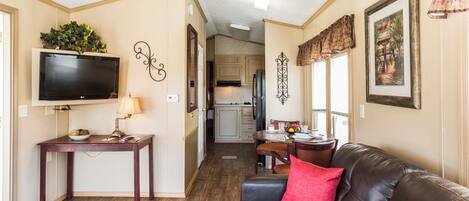 Habitación básica, 1 cama Queen size (QUEEN NON SMOKING CHALET) | Área de sala de estar | Televisión