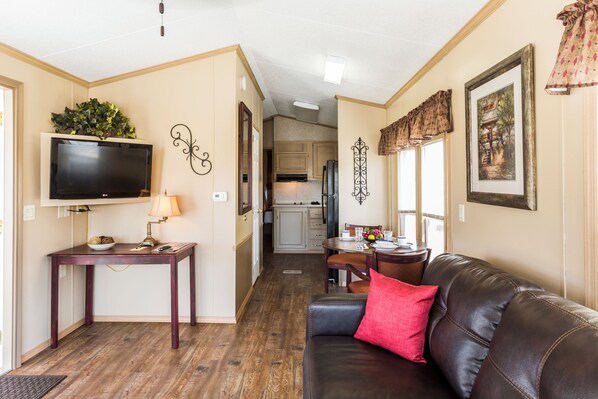 Eenvoudige kamer, 1 queensize bed (QUEEN NON SMOKING CHALET) | Woonruimte | Televisie