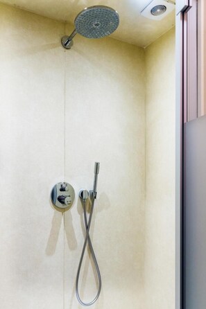 Shower, free toiletries, hair dryer, bathrobes - B&B Villa De Keyser (Eeklo)