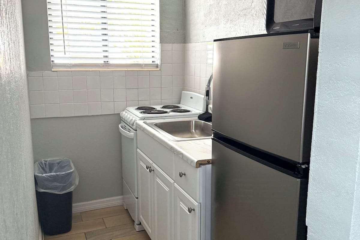 studio | desk, free wifi