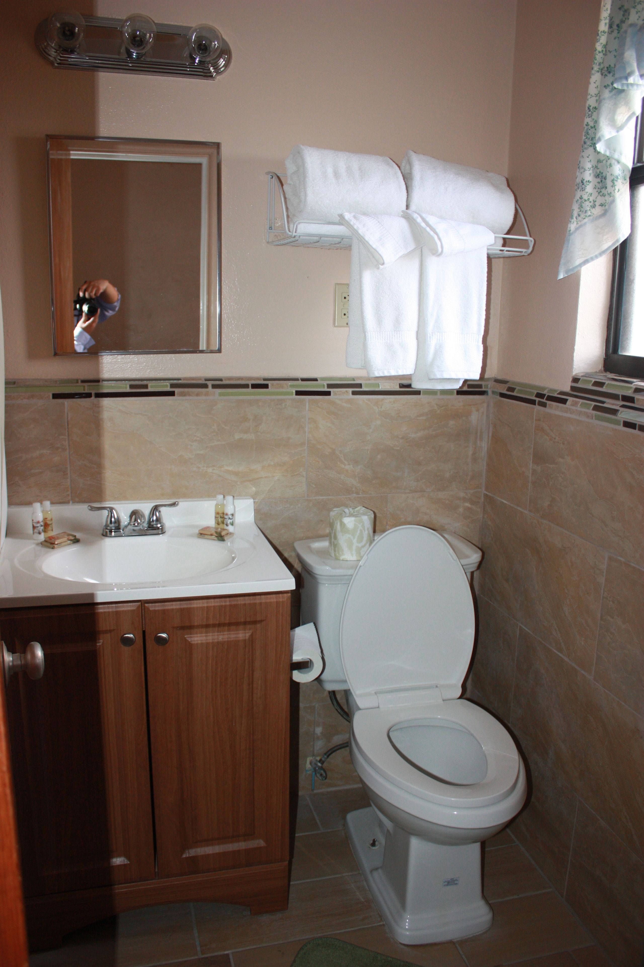 room, 2 double beds | bathroom | combined shower/bathtub