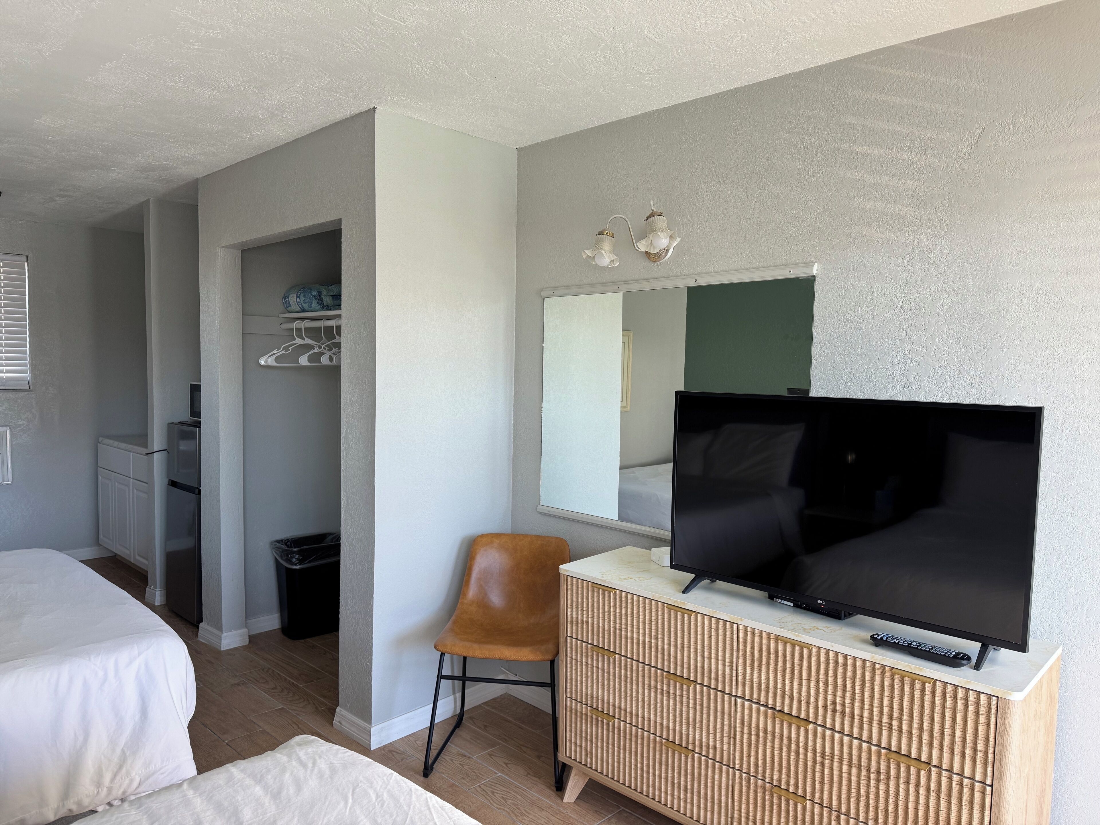 room, 2 double beds | desk, free wifi