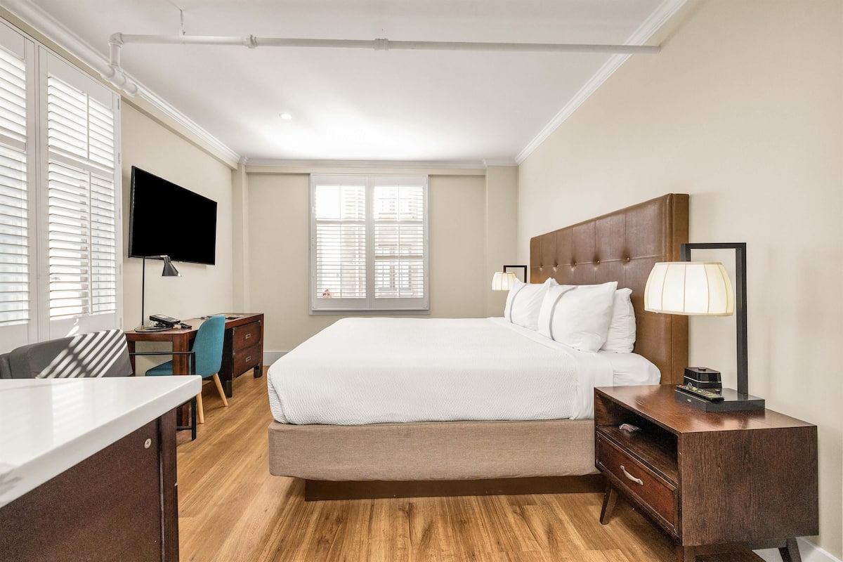 Habitación Deluxe, 1 cama King size | Decoración personalizada y muebles diferentes