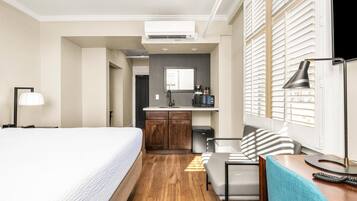 Deluxe Room, 1 Katil Raja (King) | Ruang tamu | 32 inci televisyen LED dengan digital, TV