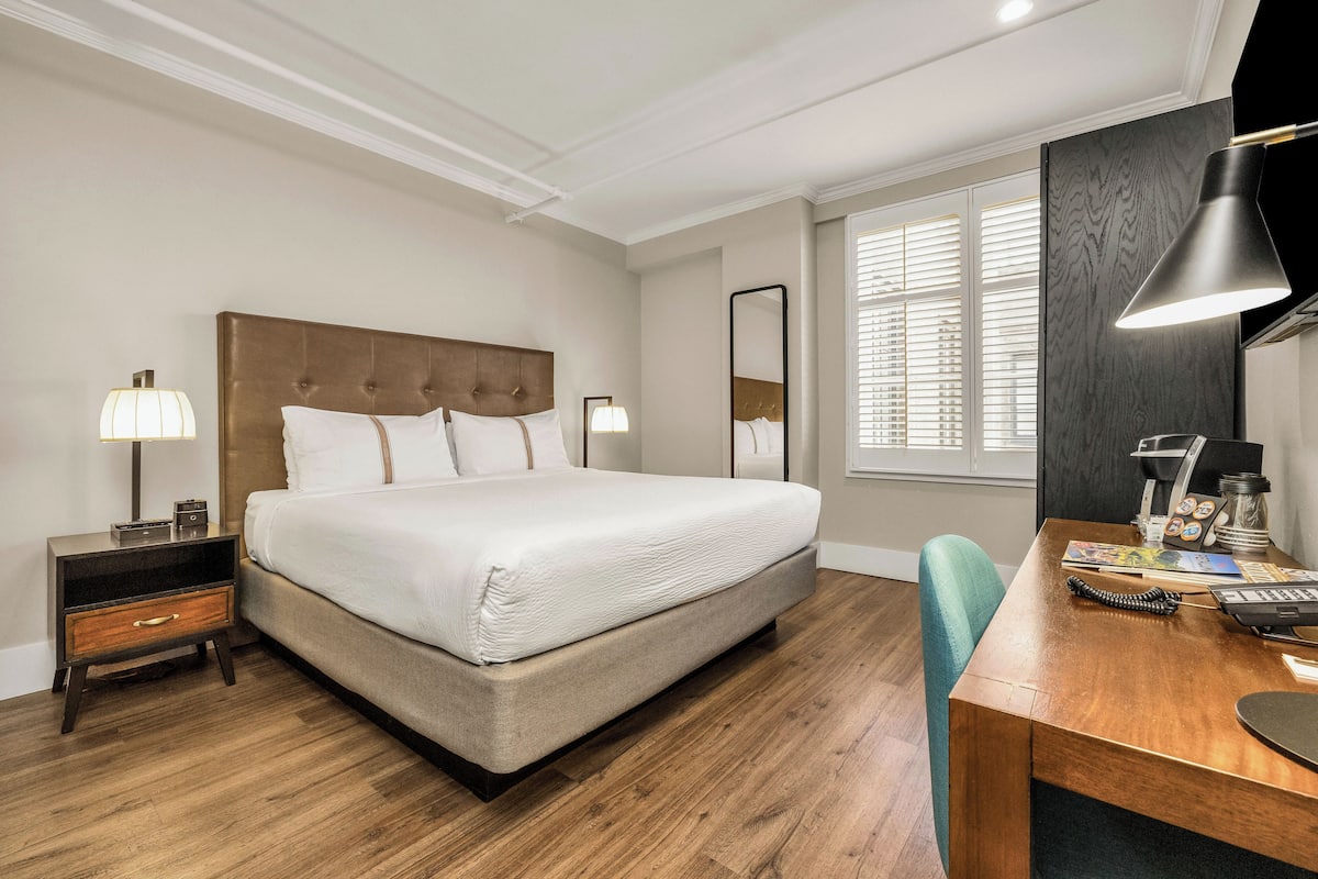 Habitación, 1 cama de matrimonio grande | Decoración individual y mobiliario individual