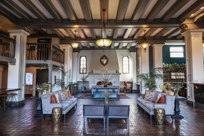 Lobby - Hotel Petaluma, Tapestry Collection by Hilton (Petaluma)