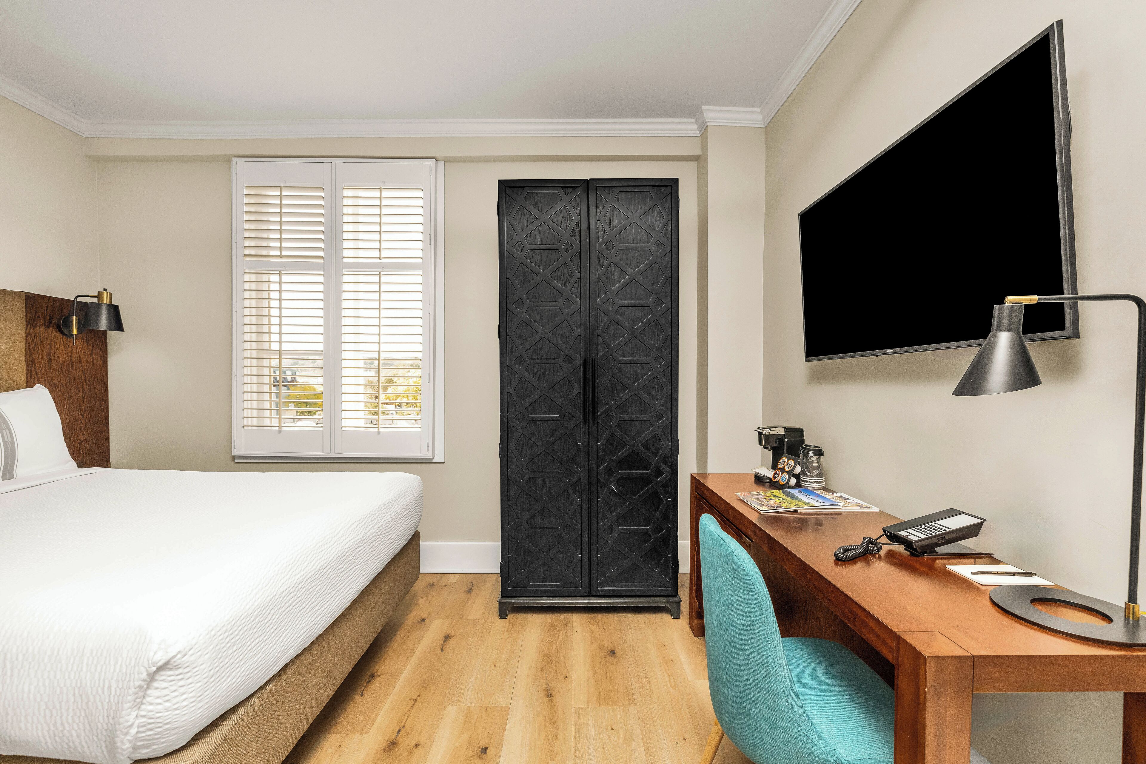 Deluxe Room, 1 Queen Bed | Individually decorated, individually furnished, iron/ironing board