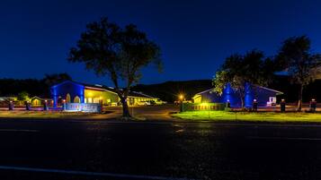 Fachada del alojamiento - Noche