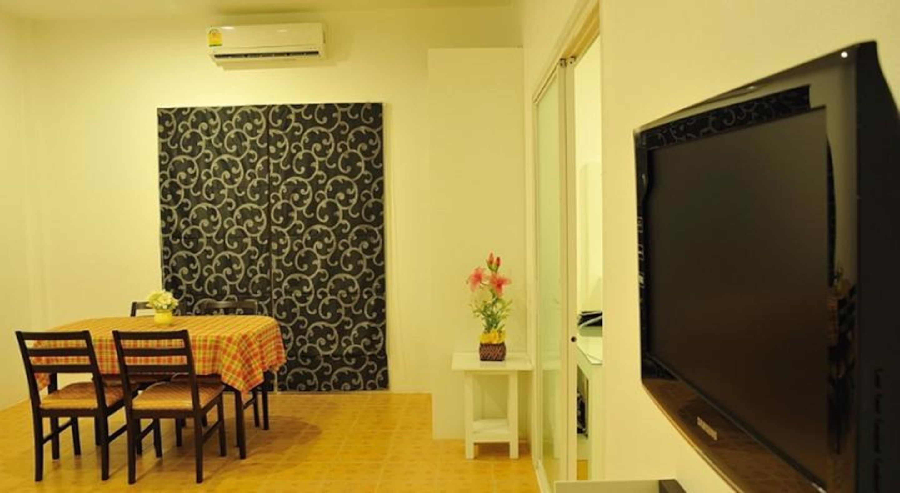 suite | in-room dining