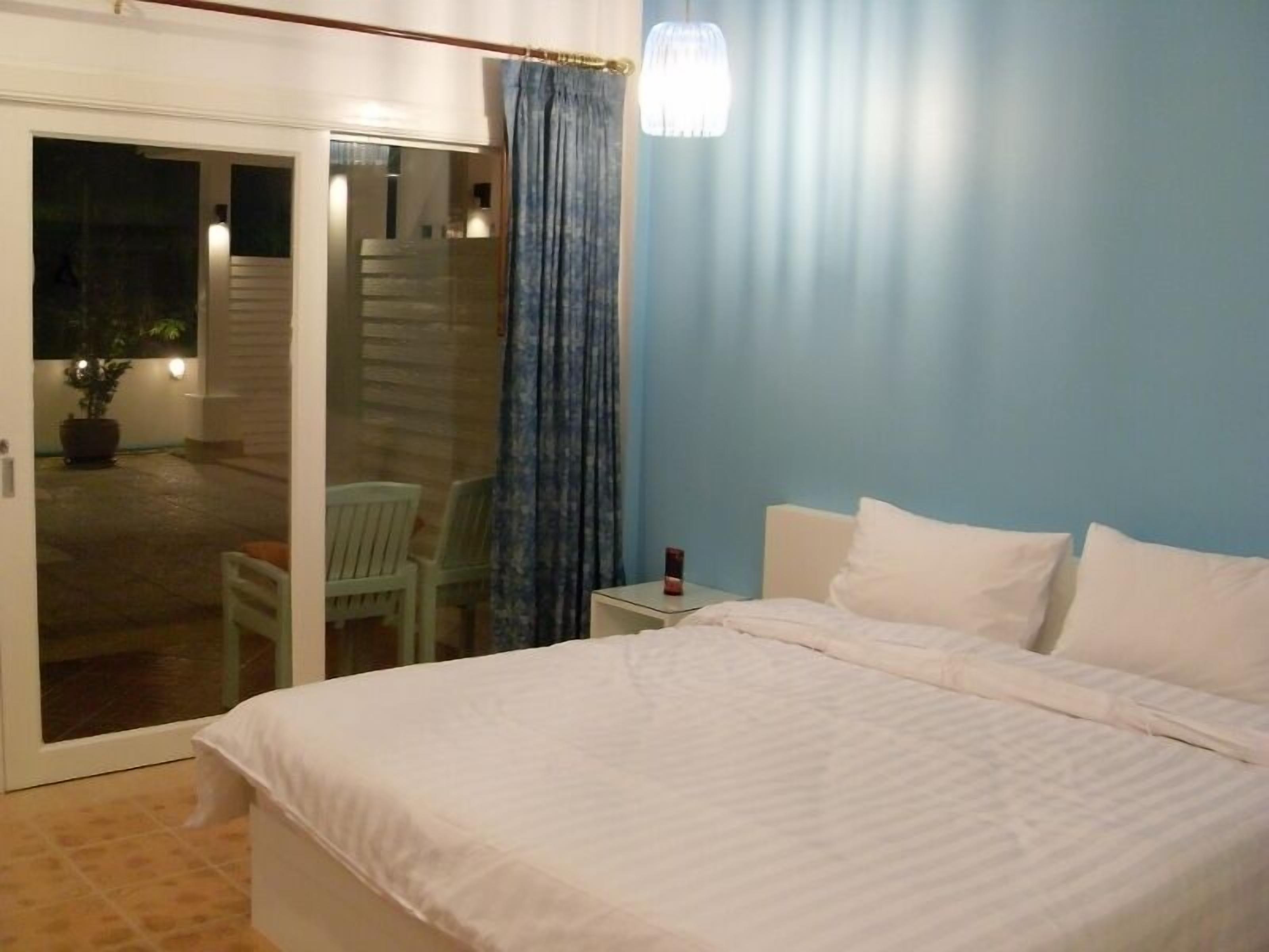 minibar, in-room safe, desk, blackout curtains