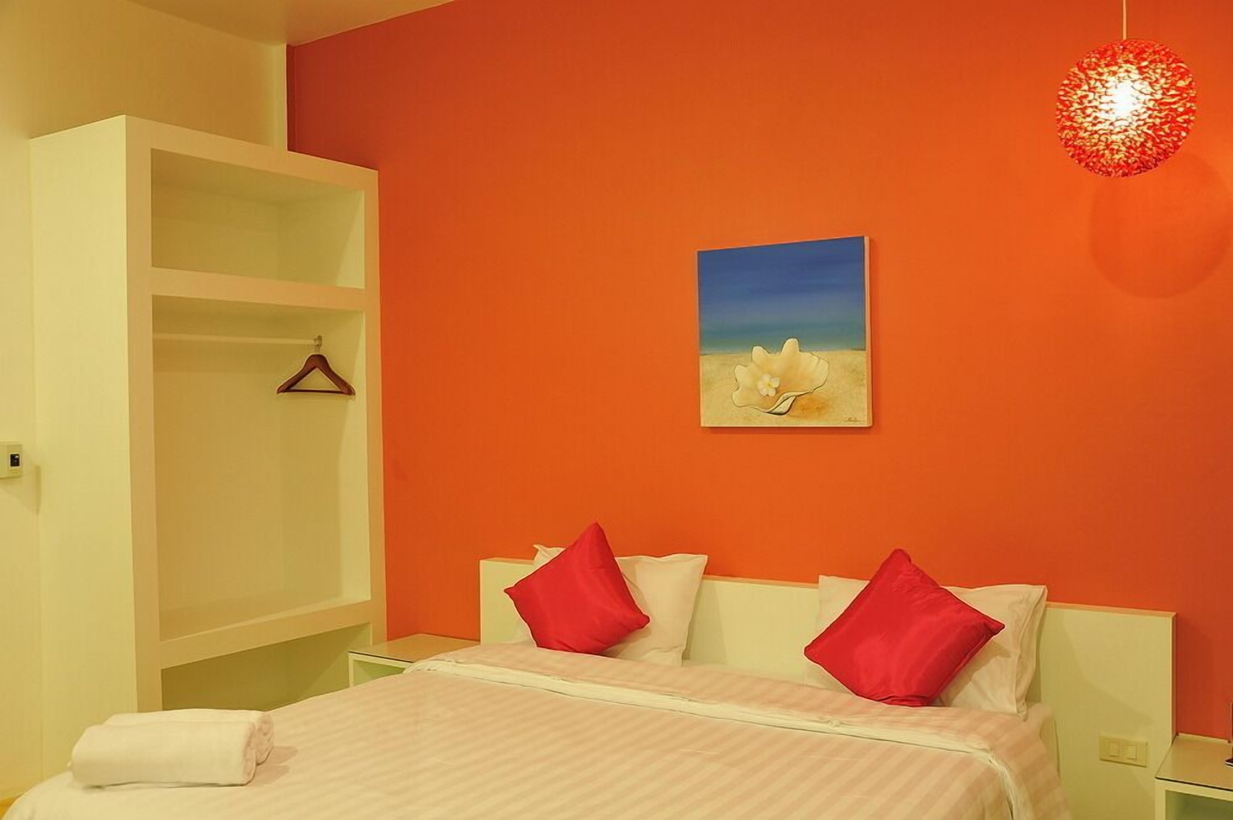 deluxe room | minibar, in-room safe, desk, blackout curtains