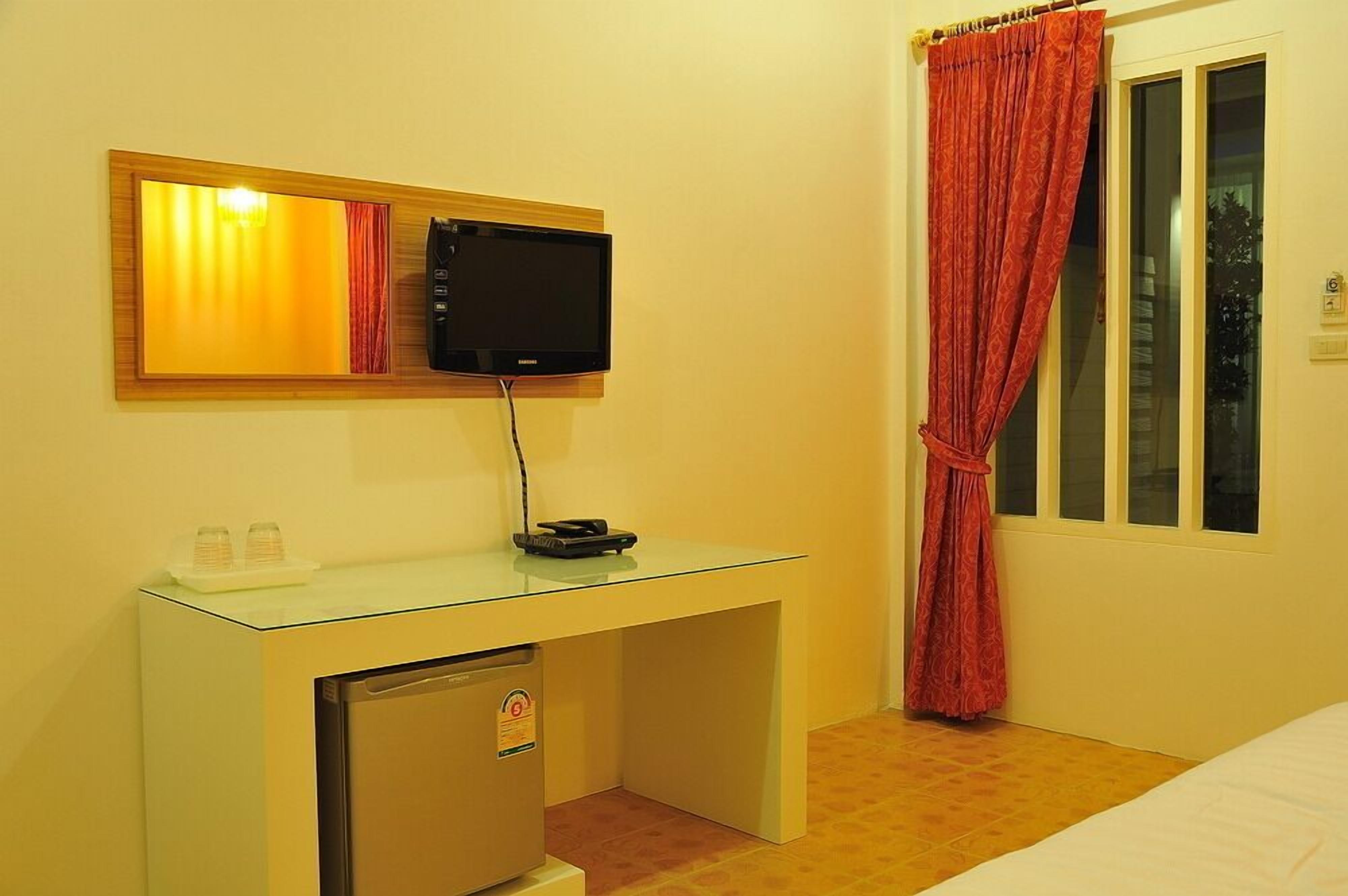 deluxe room | minibar, in-room safe, desk, blackout curtains