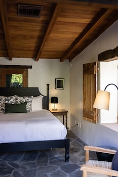 Adobe House | Egyptian cotton sheets, premium bedding, pillowtop beds, minibar at Casa Cody